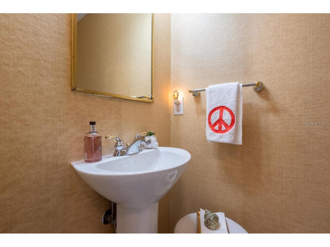 1542 Gulfview Drive Sarasota FL 34236 A4673664 image32