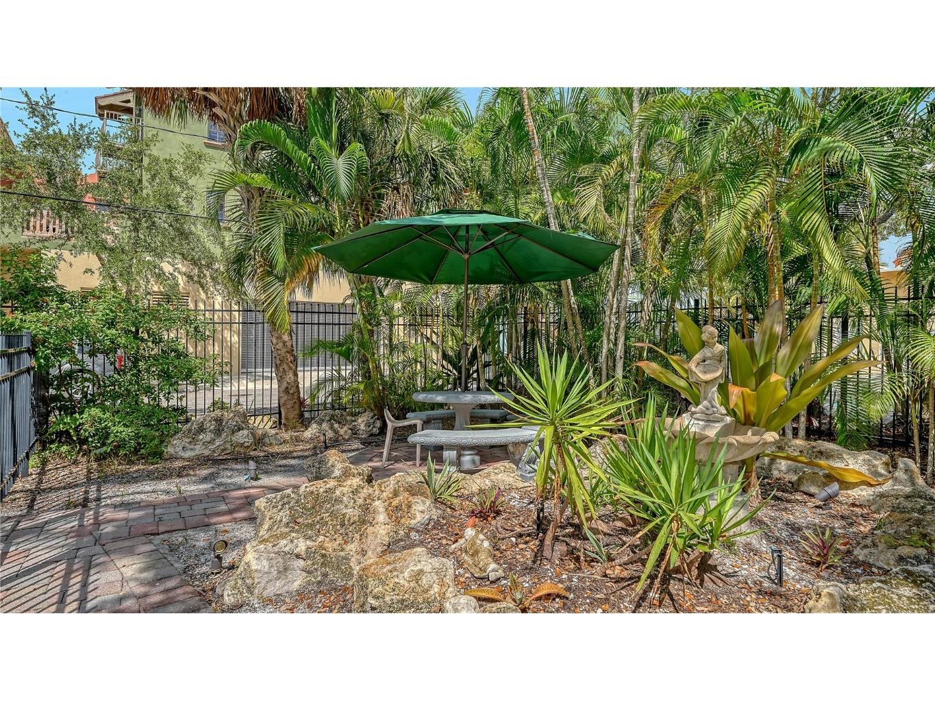 1542 Oak Street #102 Sarasota FL 34236 A4658284 image36