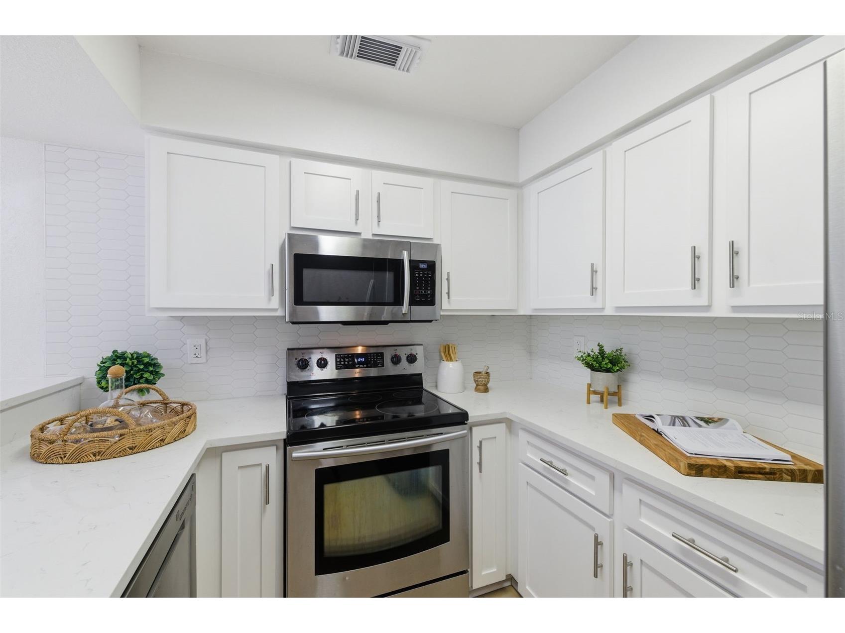 1555 Chateaux De Ville Court Clearwater FL 33764 TB8502404 image13