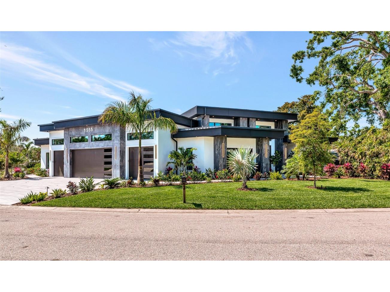 1555 Eastbrook Drive Sarasota FL 34231 A4666201 image1