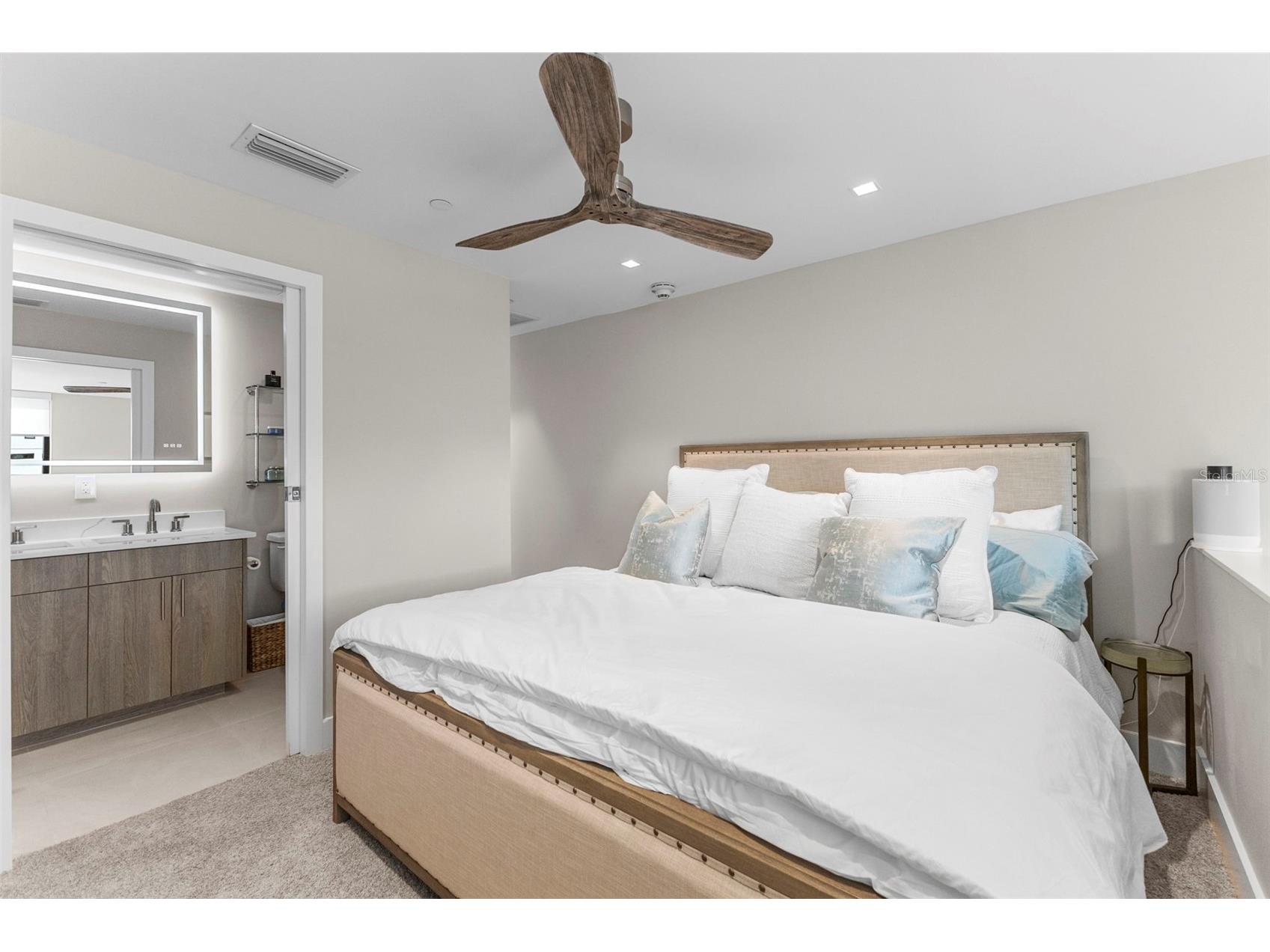 1558 4th St #212 Sarasota FL 34236 A4681618 image20