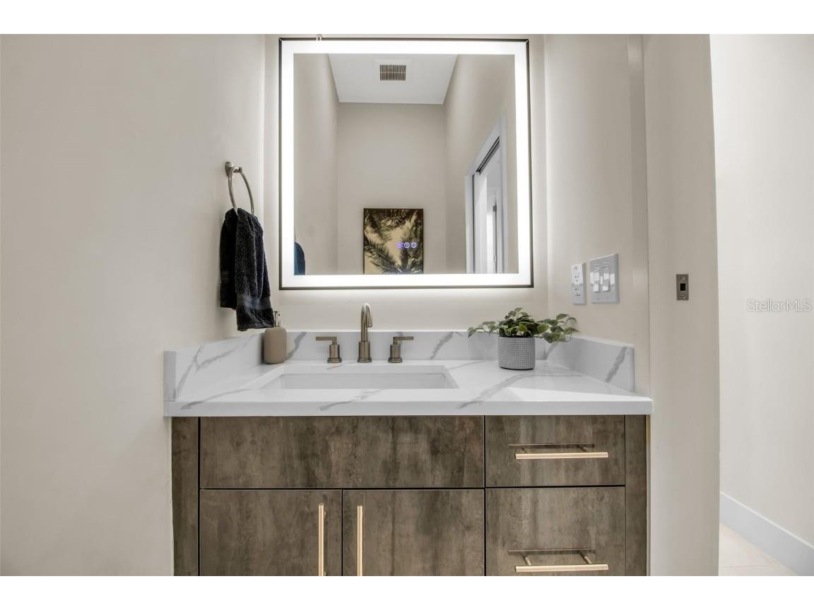 1558 4th Street #208 Sarasota FL 34236 A4673640 image25