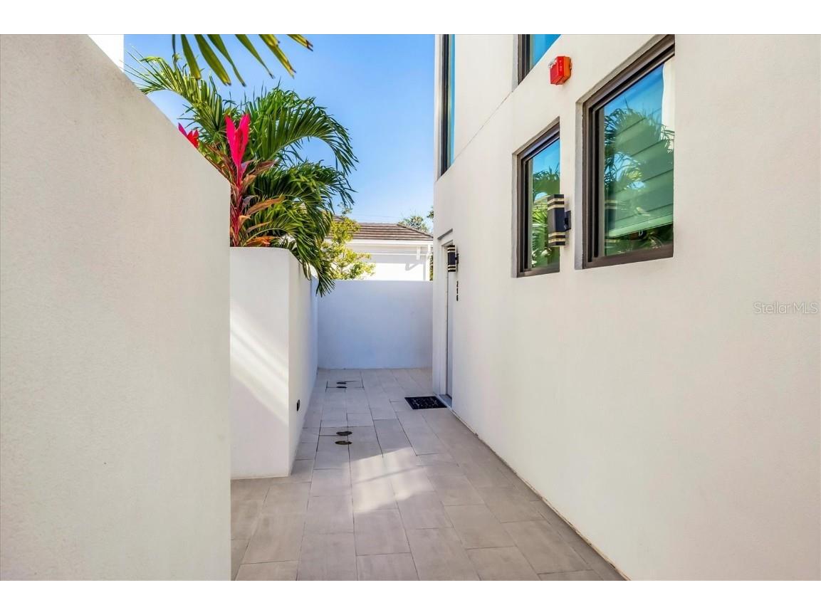 1558 4th Street #216 Sarasota FL 34236 A4665163 image2