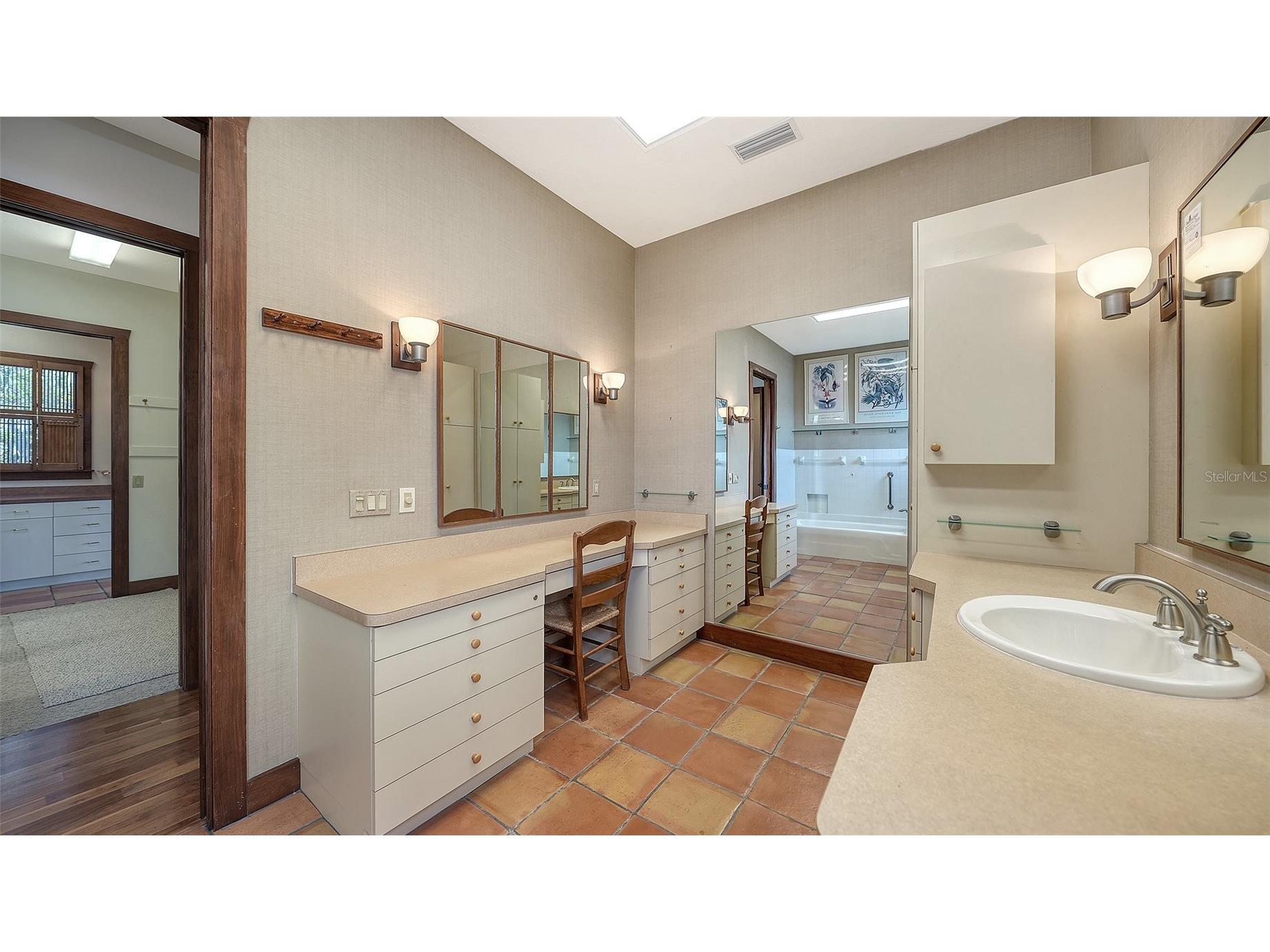 156 Emerson Drive Sarasota FL 34236 A4692362 image35
