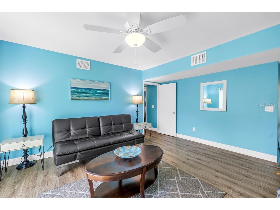 156 Siesta Drive Sarasota FL 34242 A4661717 image16