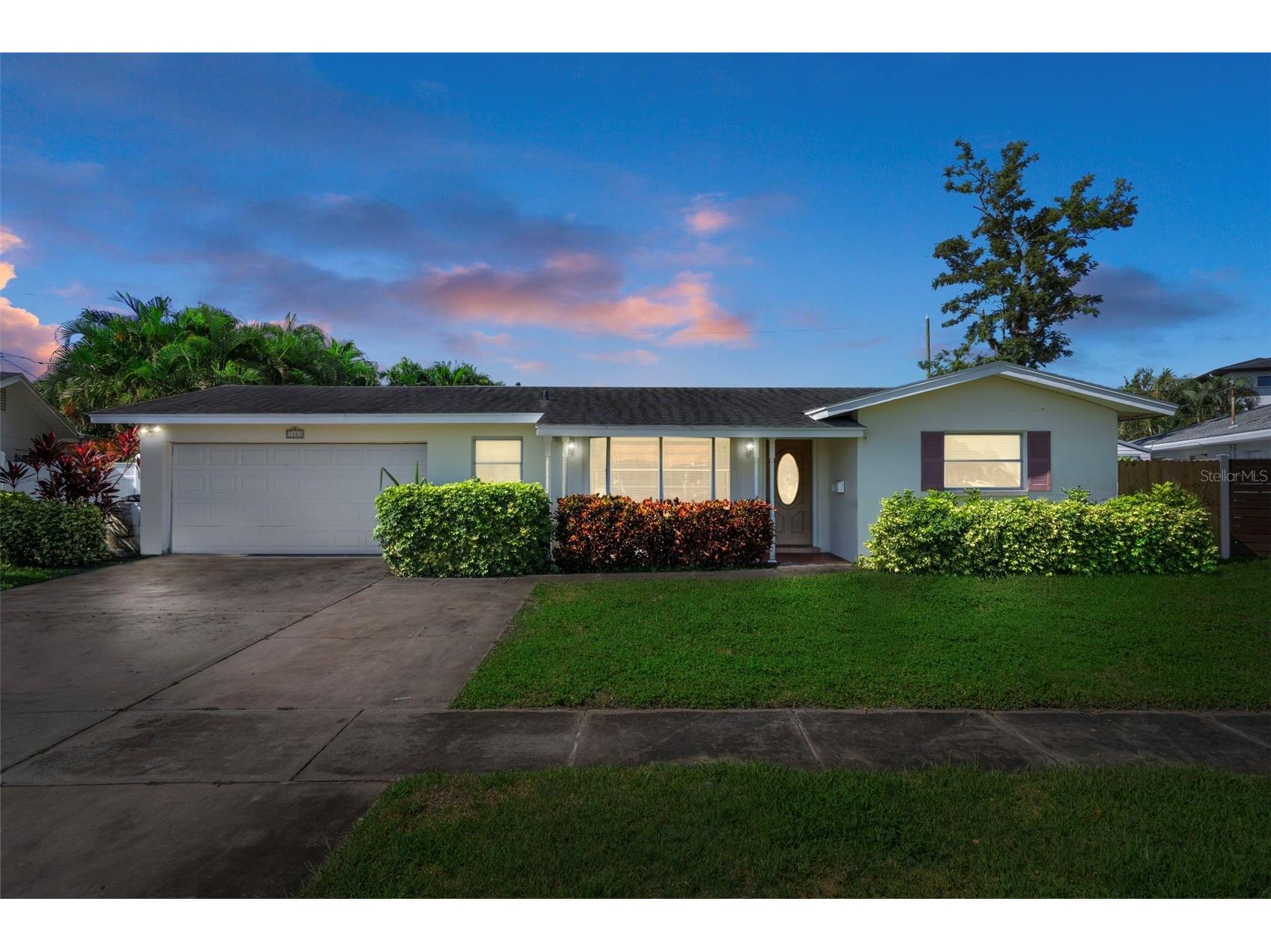 1563 Eden Isle Boulevard NE Saint Petersburg FL 33704 TB8425338 image1