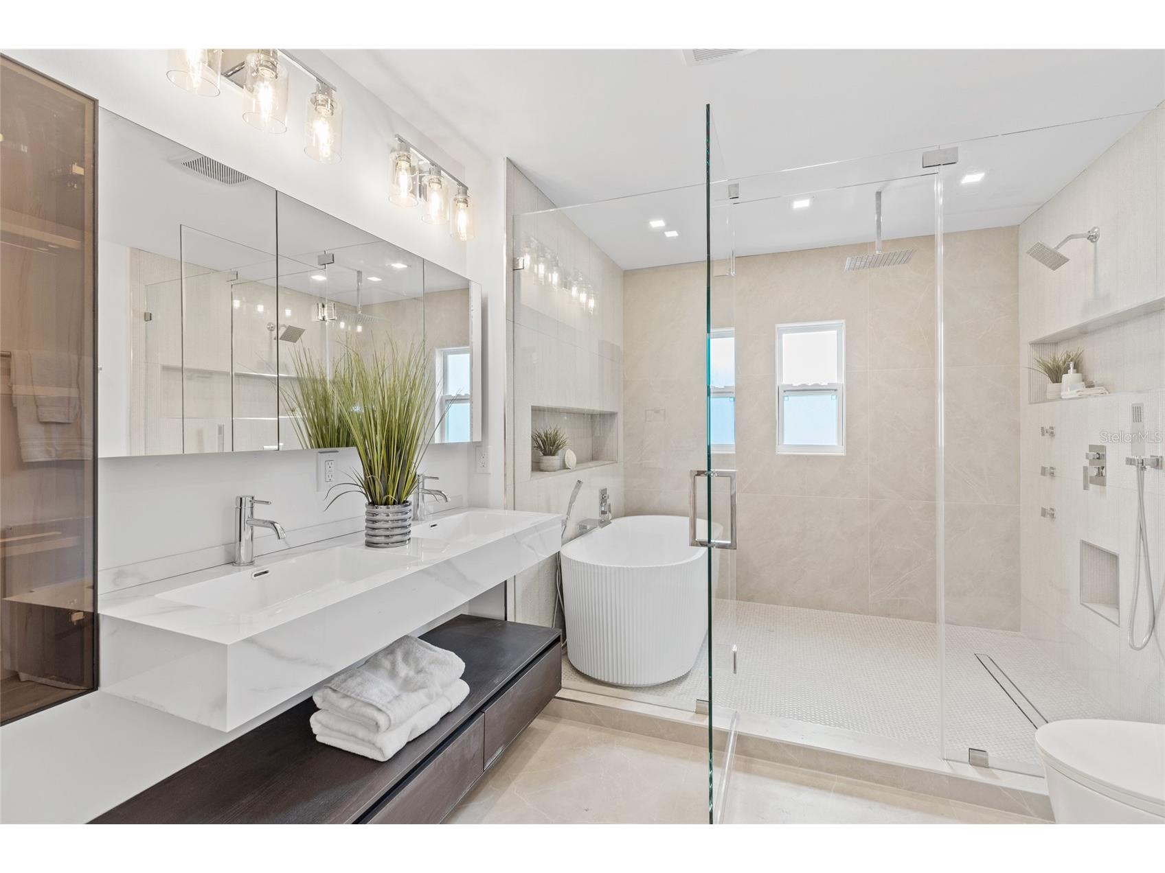 1563 Eden Isle Boulevard NE Saint Petersburg FL 33704 TB8514260 image30