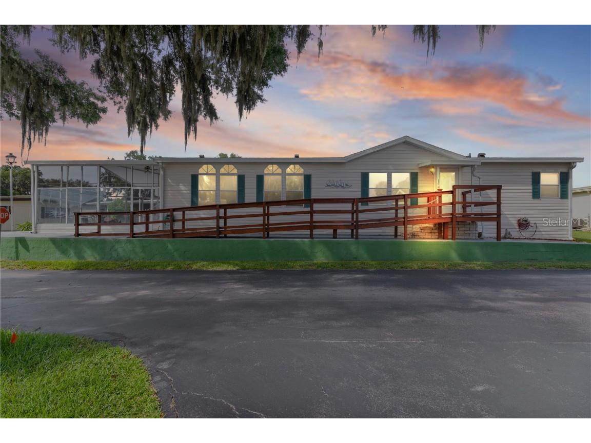 16 Riverview Drive Fruitland Park FL 34731 - LAKE GRIFFIN G5099602 image1