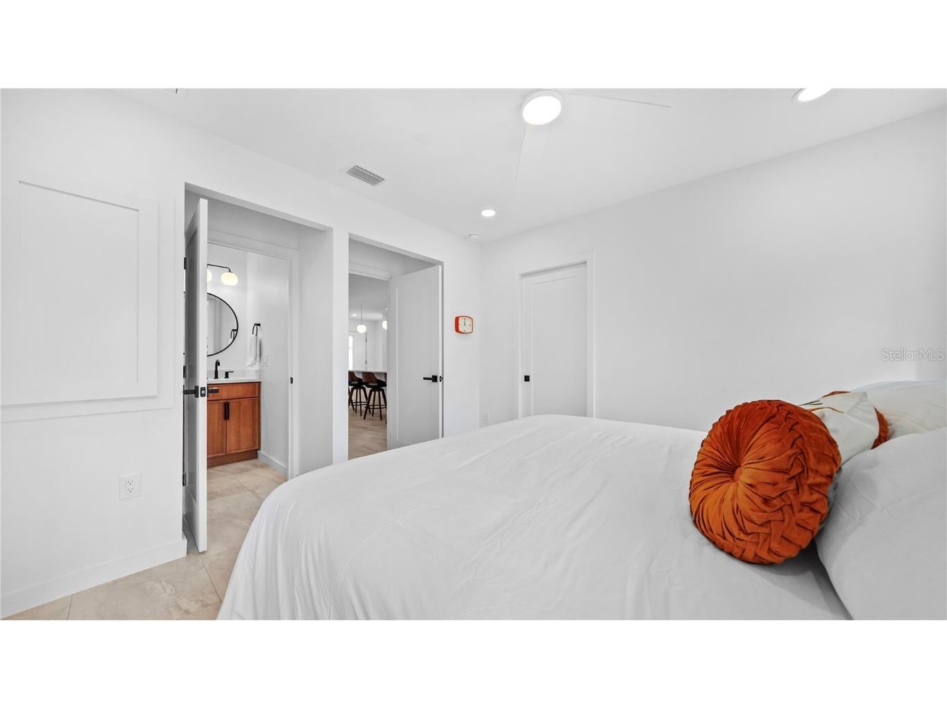 160 Harrison Drive #7 Sarasota FL 34236 A4671985 image31