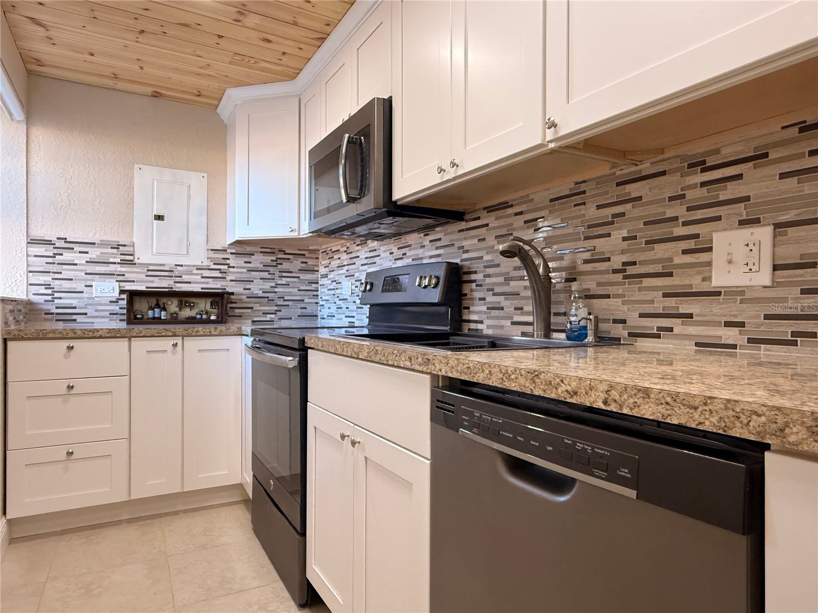 1605 Club Circle #1605 Lakeshore FL 33854 K4903309 image7