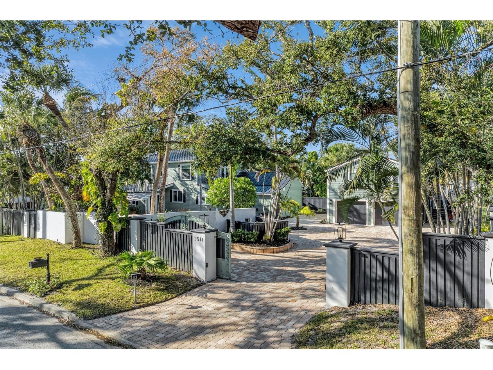1611 Hyde Park Street Sarasota FL 34239 A4683619 image92
