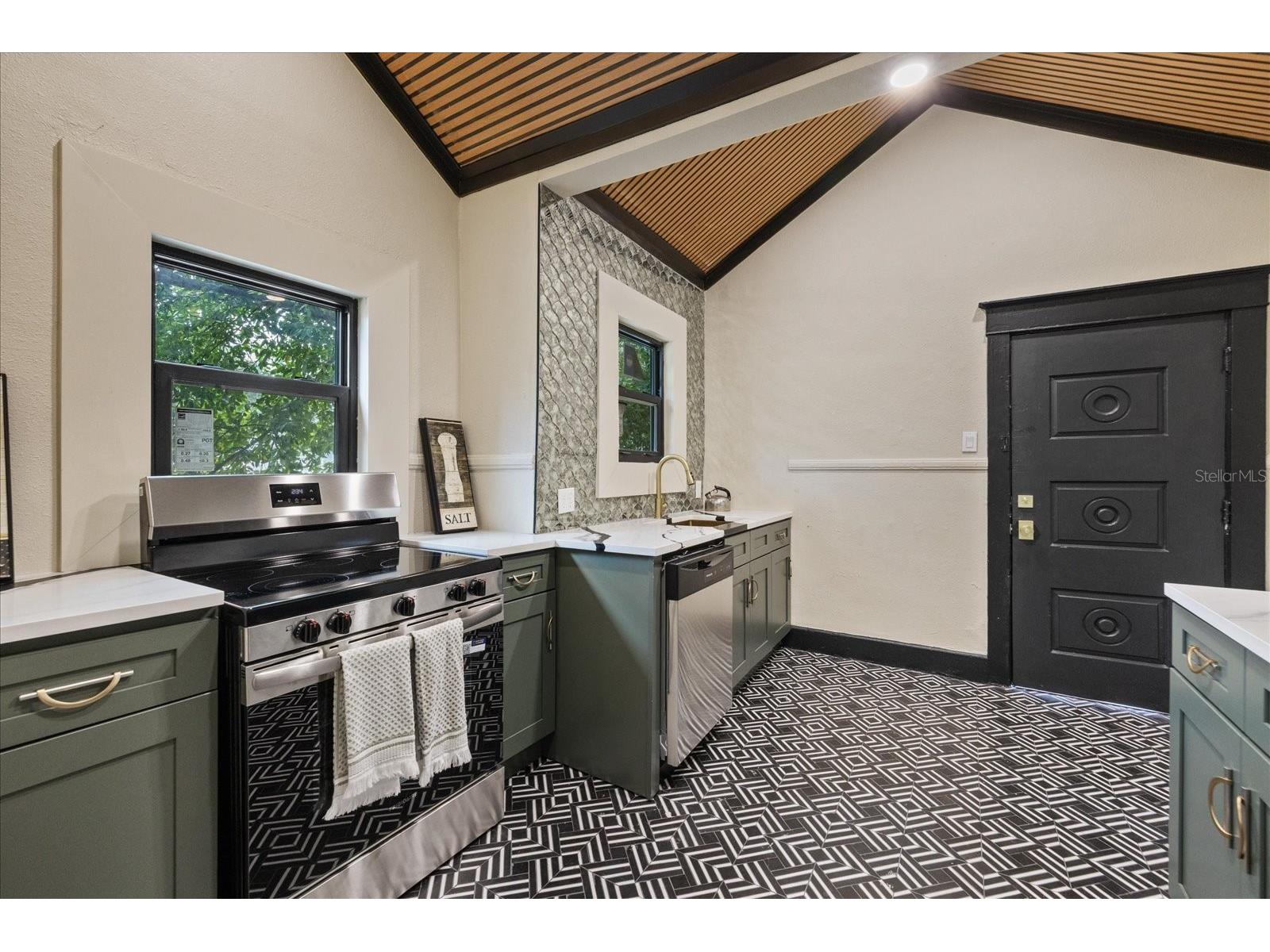 1618 12th Street S Saint Petersburg FL 33705 W7886720 image17