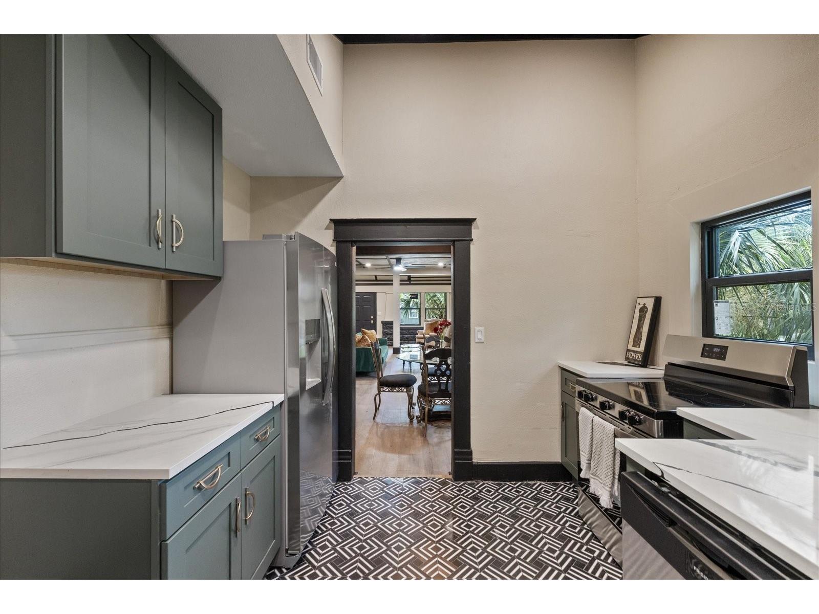 1618 12th Street S Saint Petersburg FL 33705 W7886720 image18