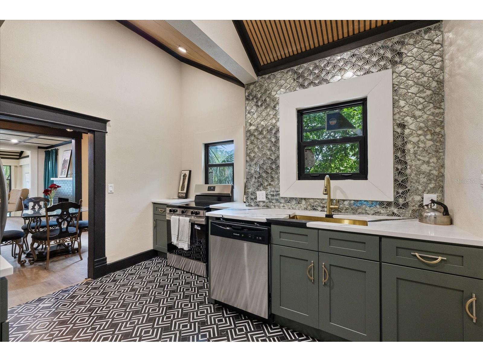1618 12th Street S Saint Petersburg FL 33705 W7886720 image19