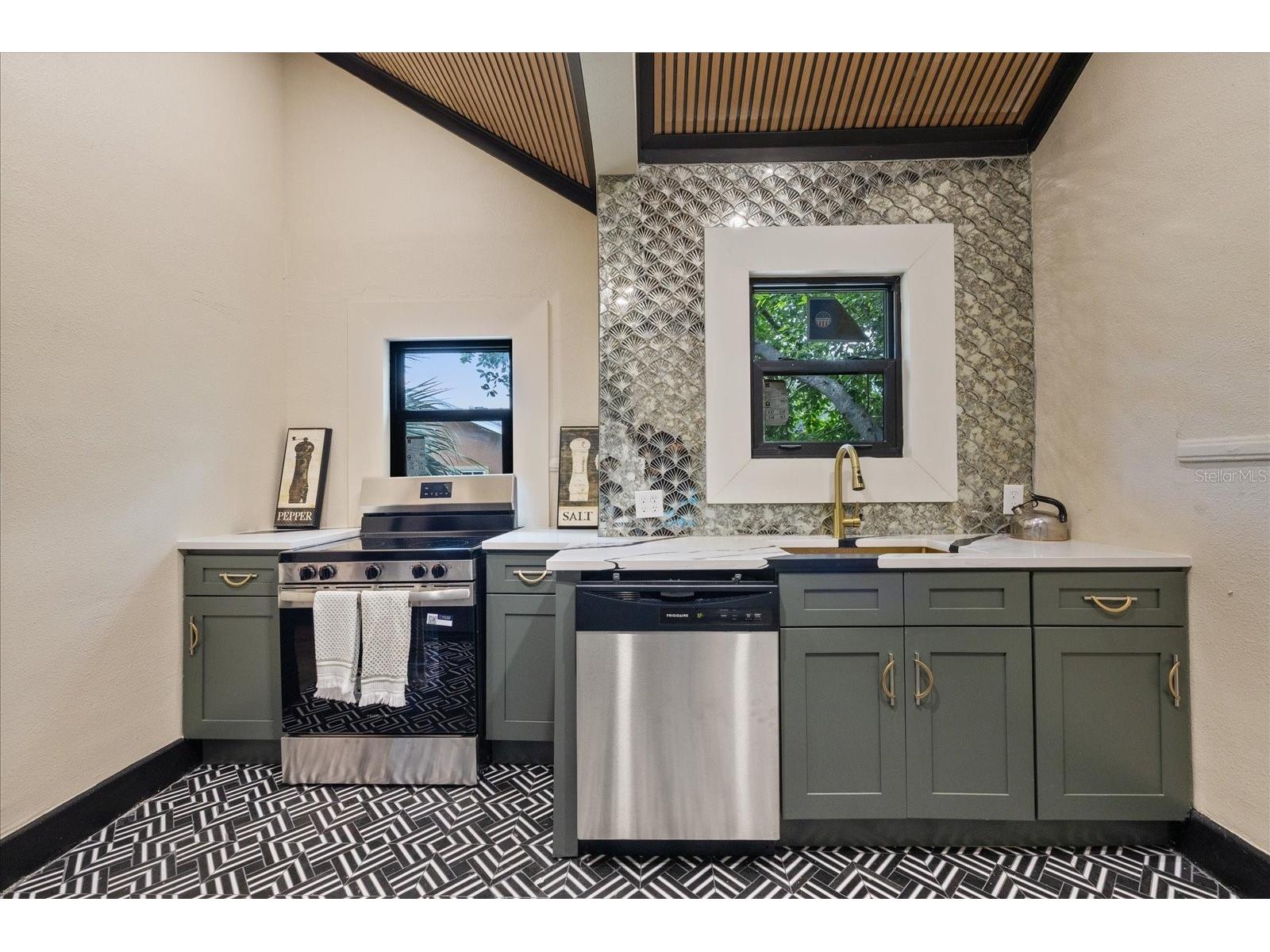 1618 12th Street S Saint Petersburg FL 33705 W7886720 image20