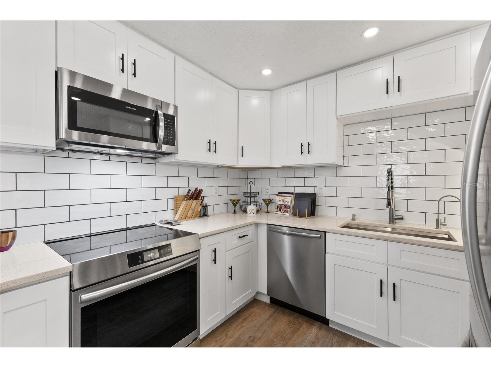 163 Sunway Avenue Sarasota FL 34237 A4664229 image6