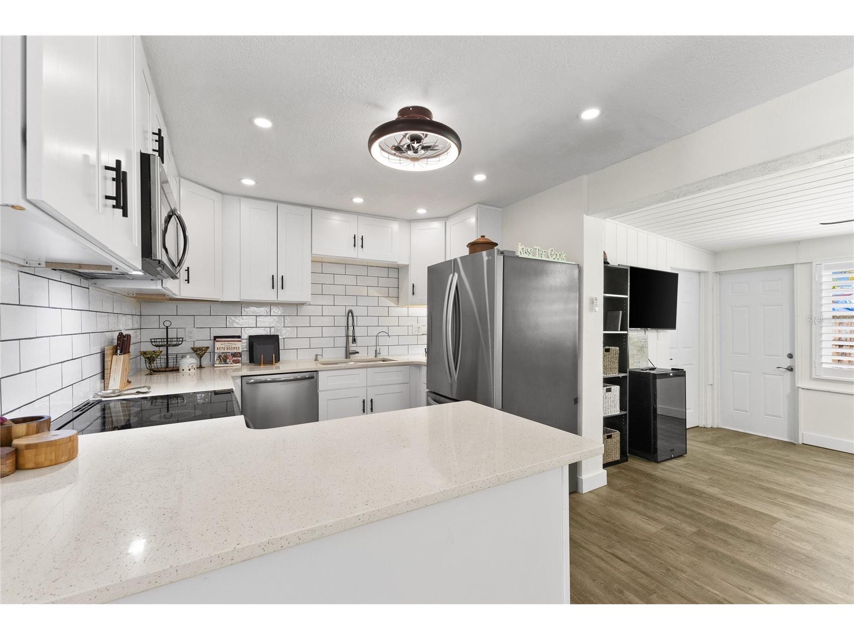 163 Sunway Avenue Sarasota FL 34237 A4664229 image9