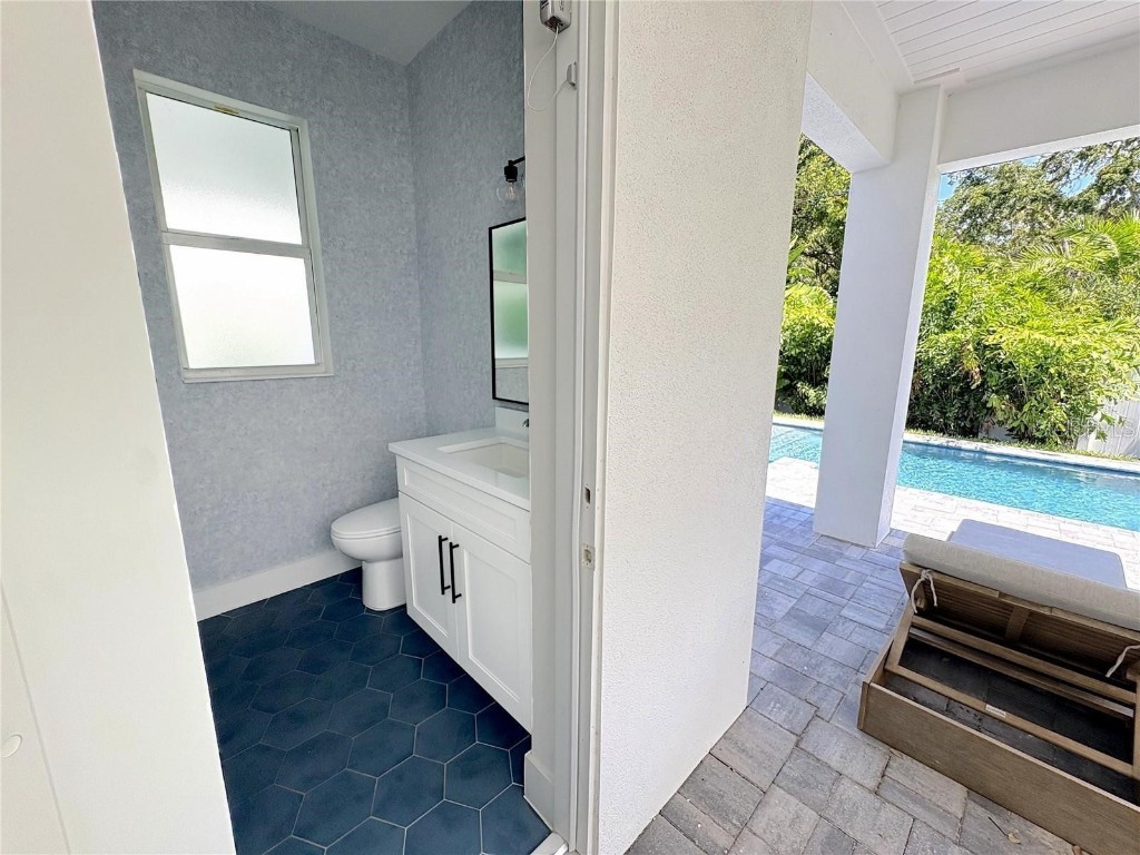 1647 Siesta Drive Sarasota FL 34239 A4672643 image13