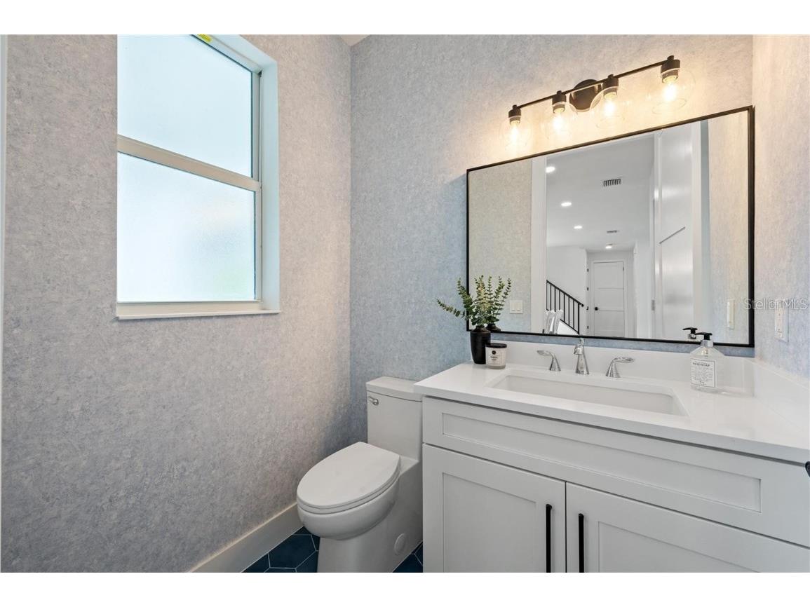 1647 Siesta Drive Sarasota FL 34239 A4672643 image14