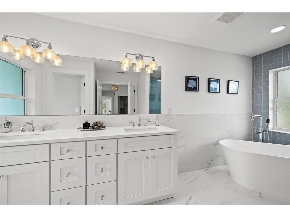 1647 Siesta Drive Sarasota FL 34239 A4672643 image29