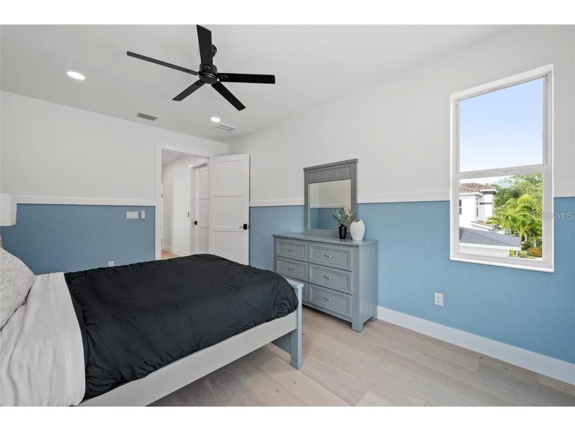 1647 Siesta Drive Sarasota FL 34239 A4672643 image39