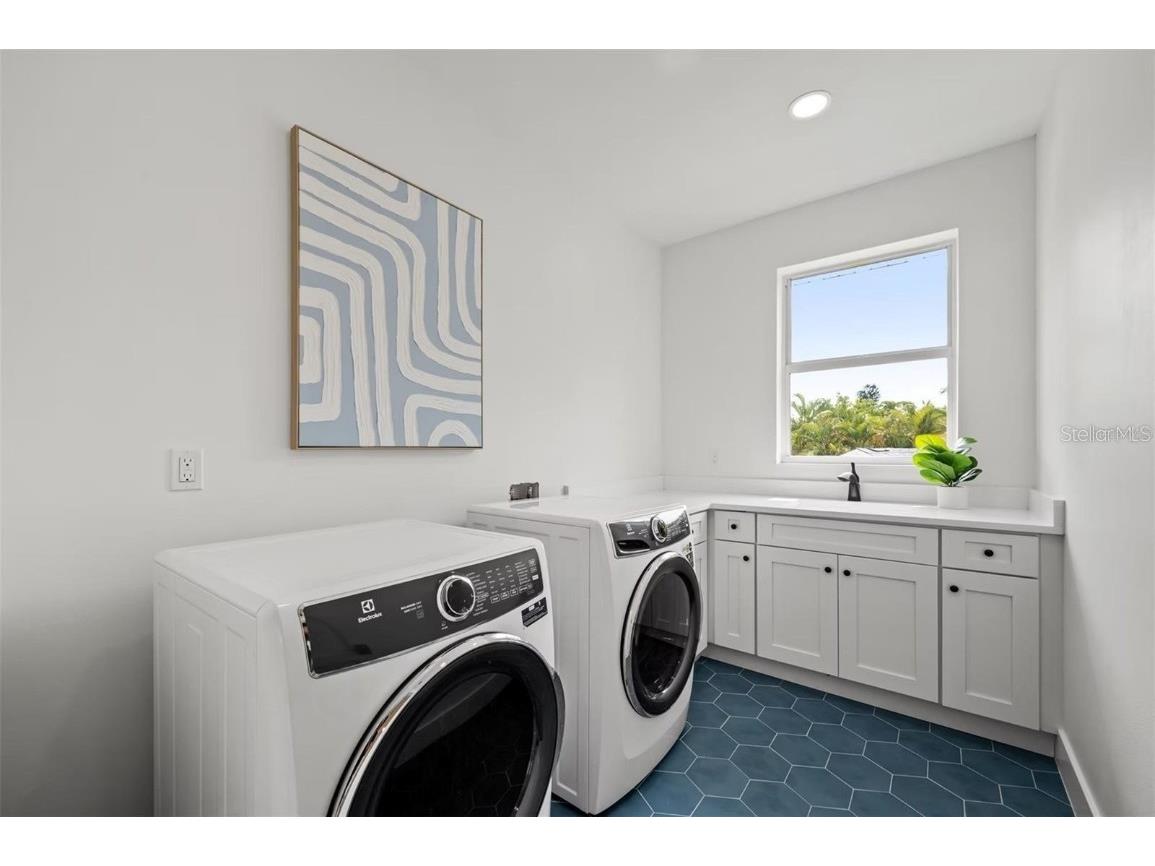 1647 Siesta Drive Sarasota FL 34239 A4672643 image40