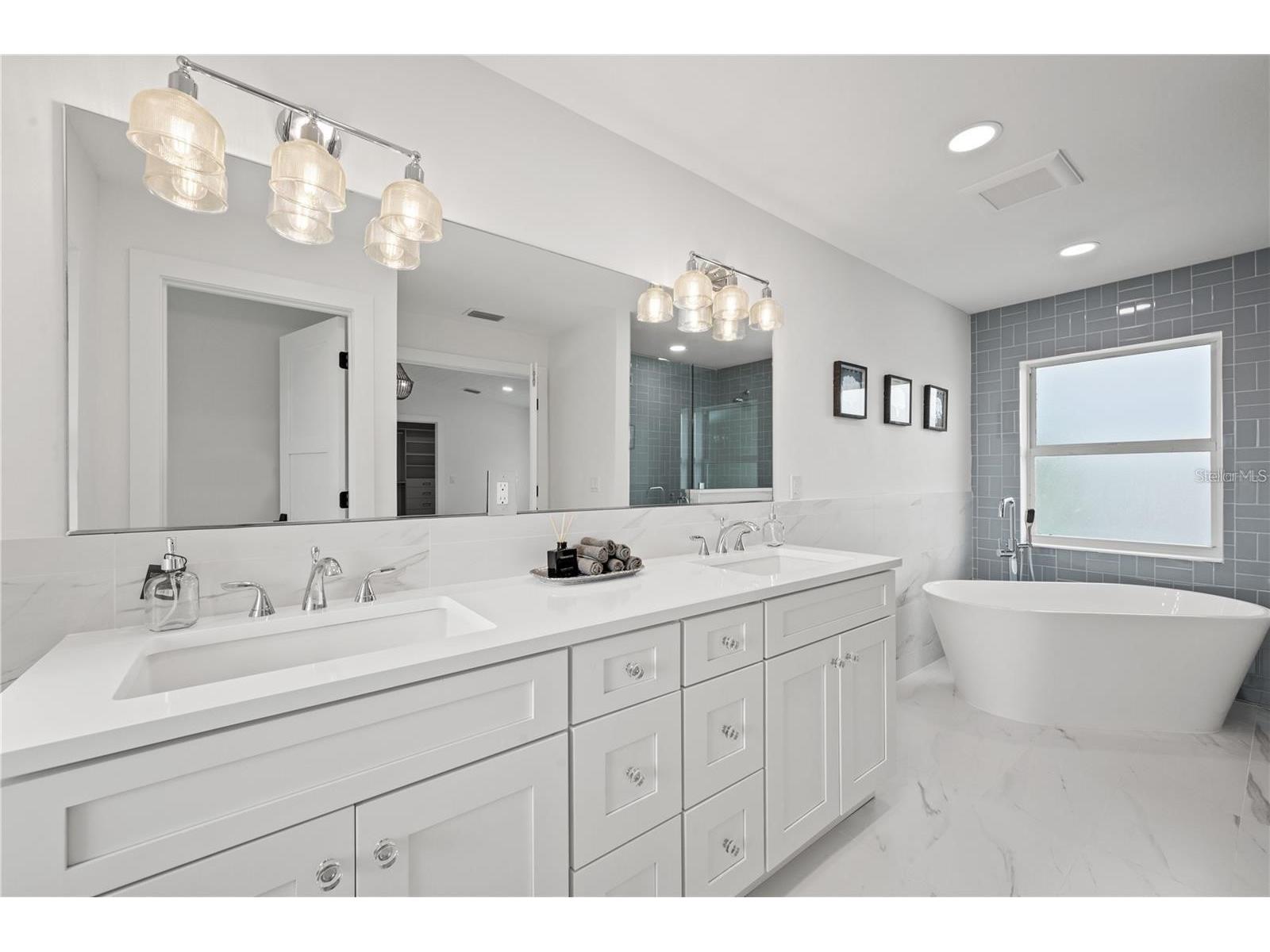 1647 Siesta Drive Sarasota FL 34239 A4682250 image29