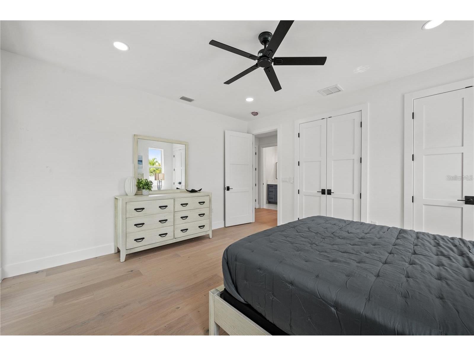 1647 Siesta Drive Sarasota FL 34239 A4682250 image34