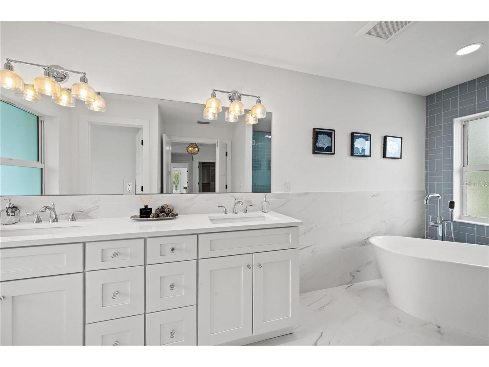1647 Siesta Drive Sarasota FL 34239 A4695812 image28