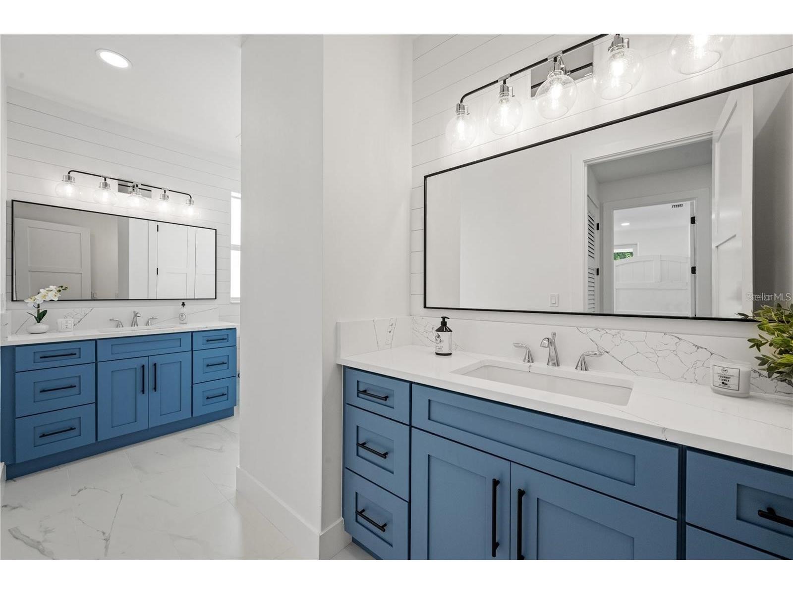 1647 Siesta Drive Sarasota FL 34239 A4695812 image35