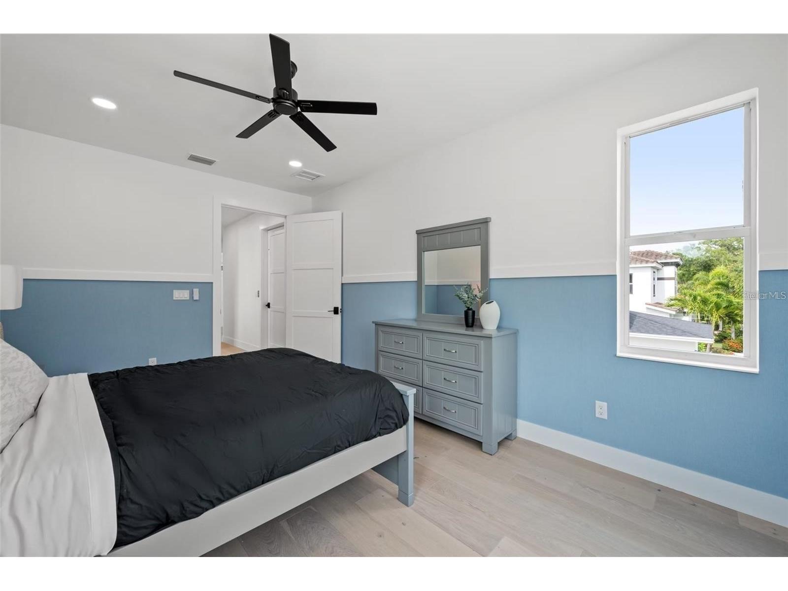 1647 Siesta Drive Sarasota FL 34239 A4695812 image38