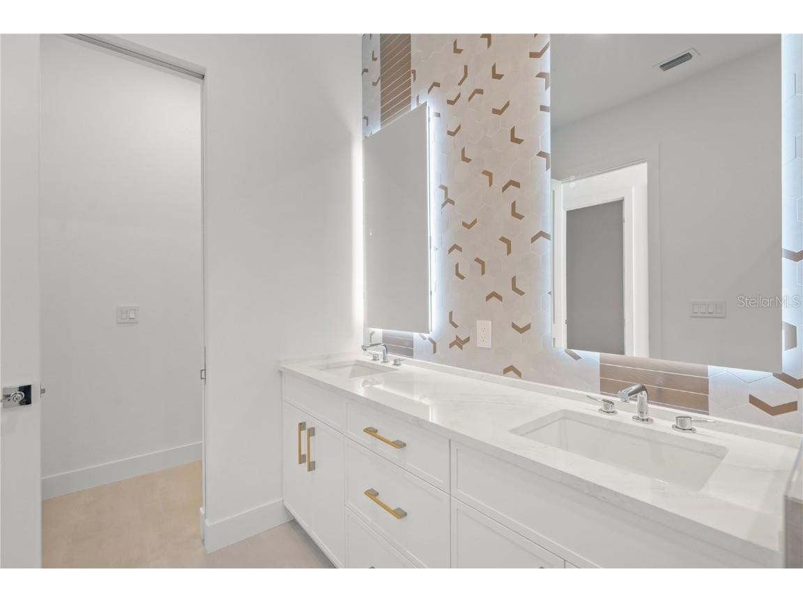 1648 Bonita Lane Sarasota FL 34239 A4664044 image24