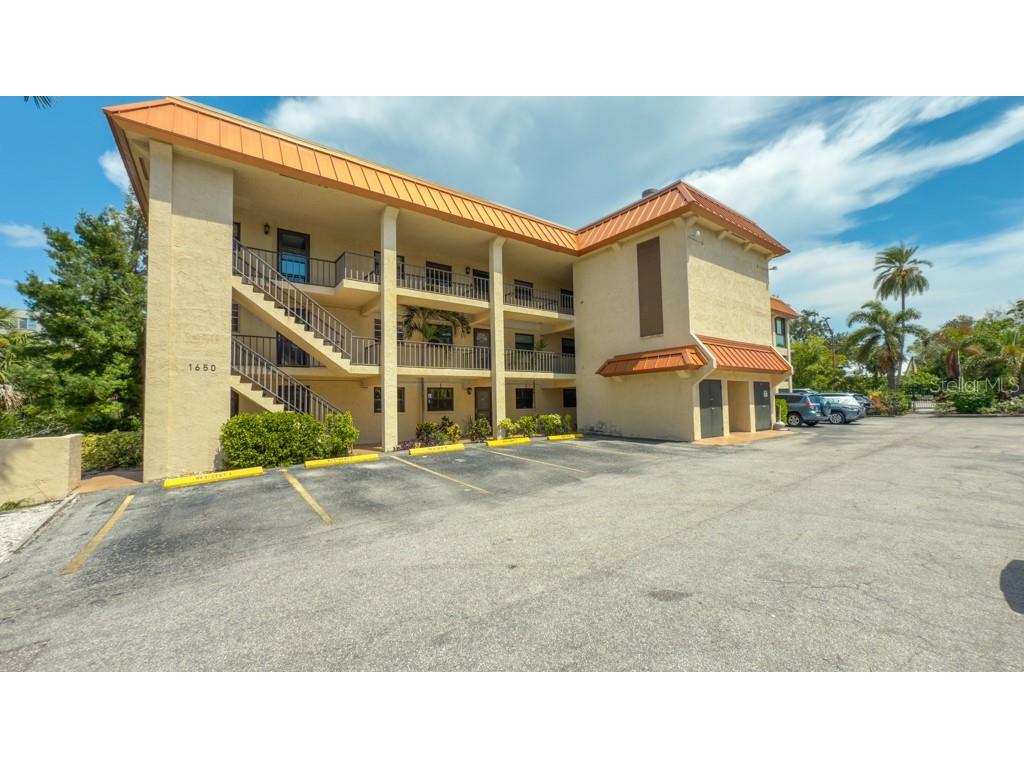 1650 Pine Tree Lane #103 Sarasota FL 34236 - HUDSON BAYOU N6139962 image1