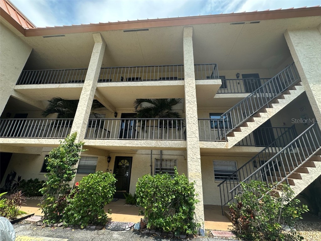 1650 Pine Tree Lane #202 Sarasota FL 34236 A4575799 image1