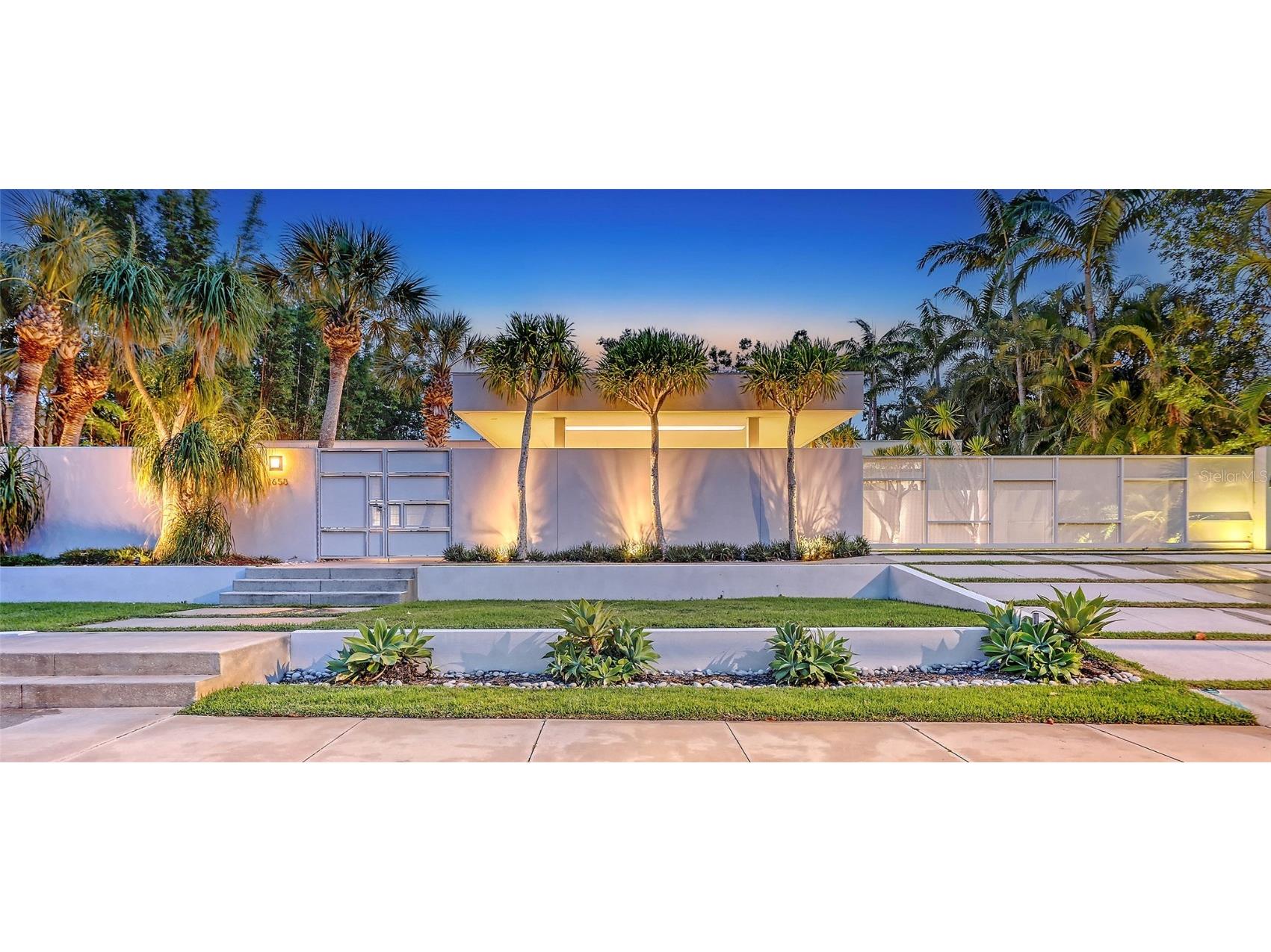 1658 Hawthorne Street Sarasota FL 34239 A4650402 image1