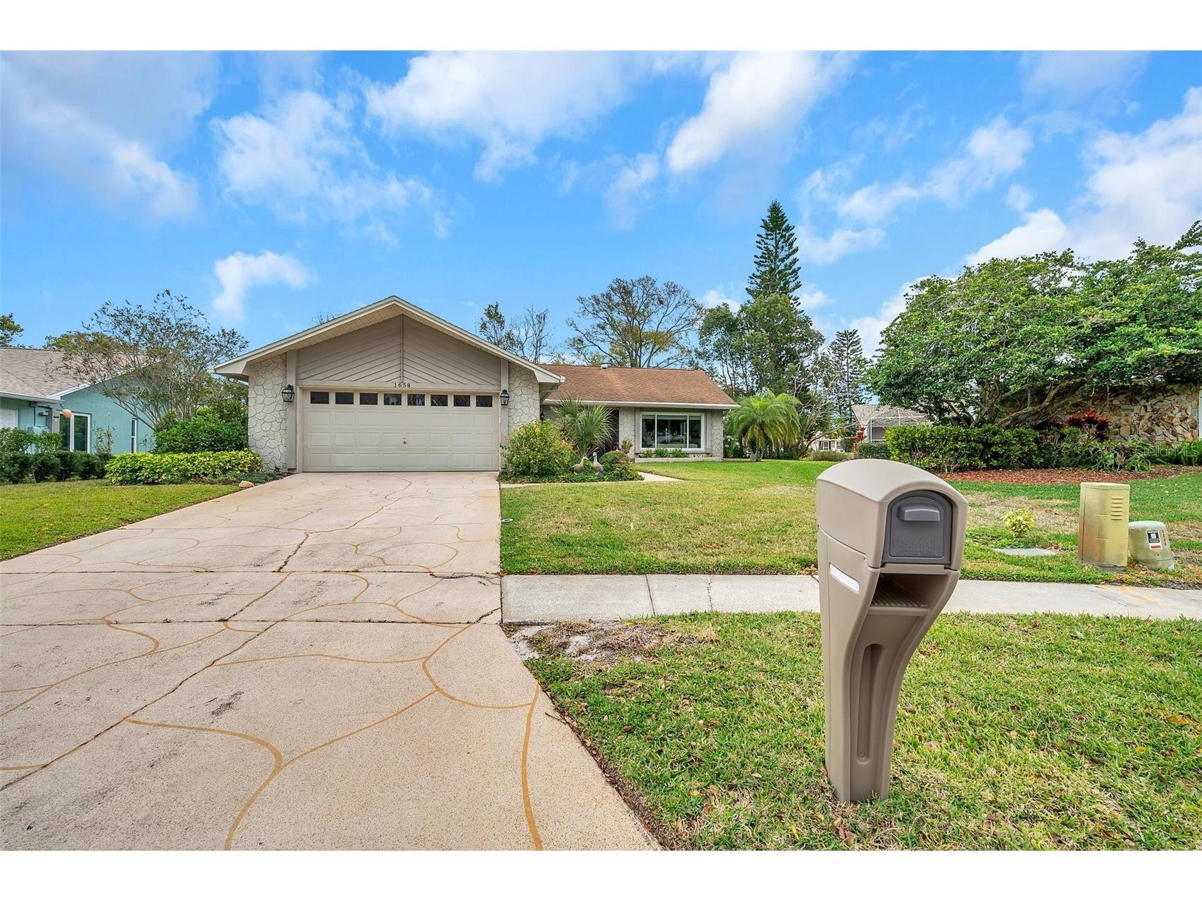 1658 Macdonnell Court Palm Harbor FL 34684 - LAKE TARPON TB8502638 image2