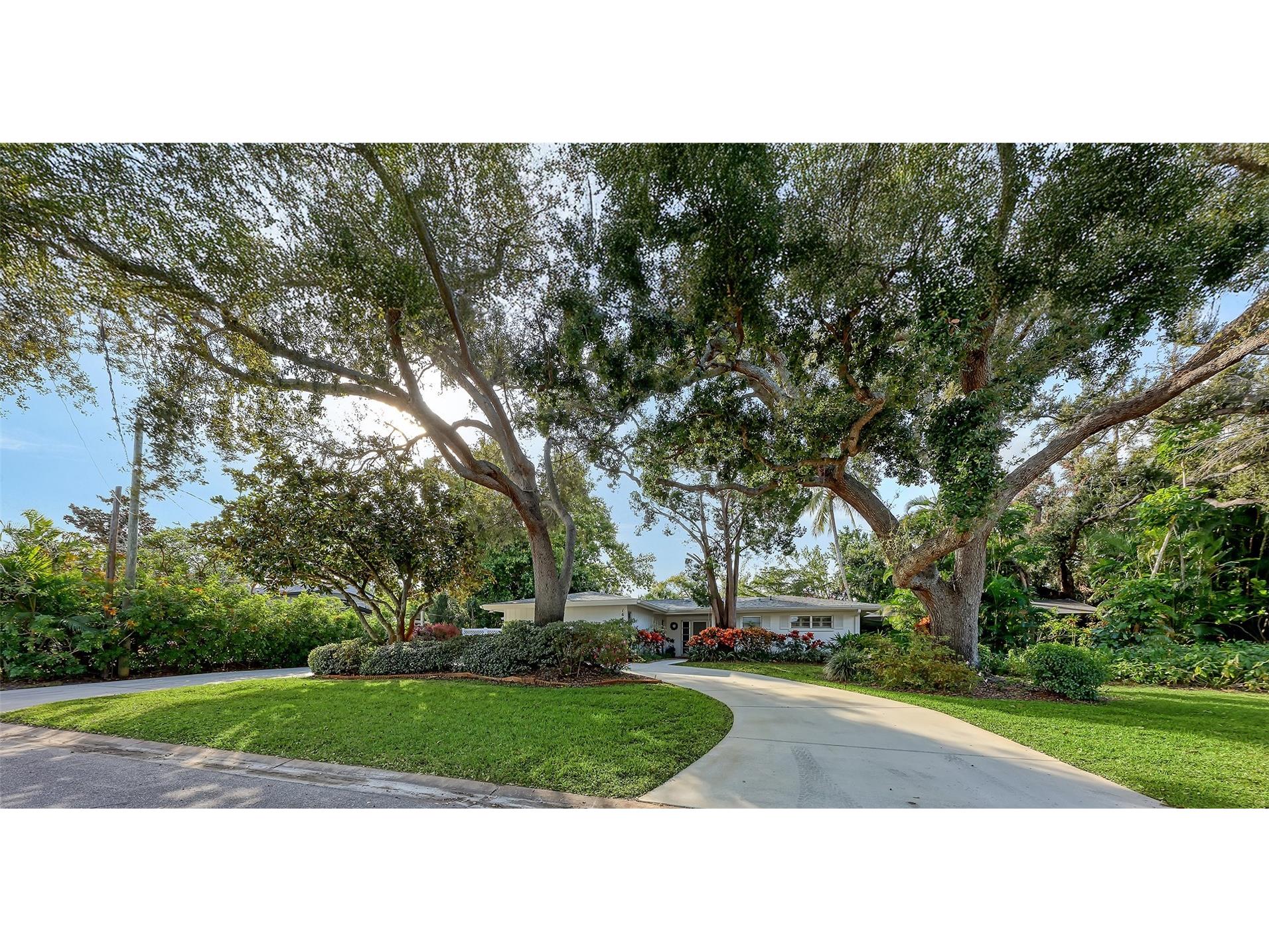 1672 Shoreland Drive Sarasota FL 34239 A4677896 image1