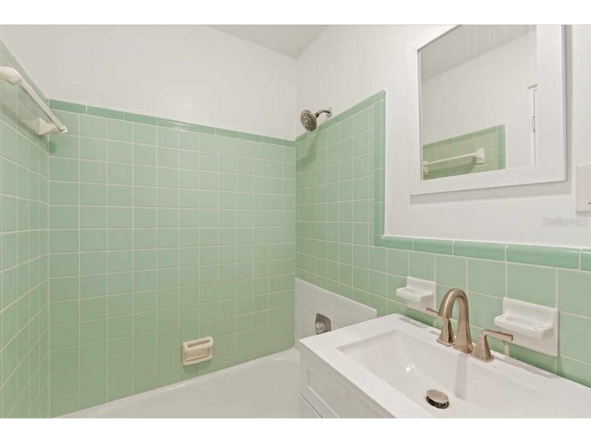 170 Roosevelt Drive #1 Sarasota FL 34236 A4662418 image10