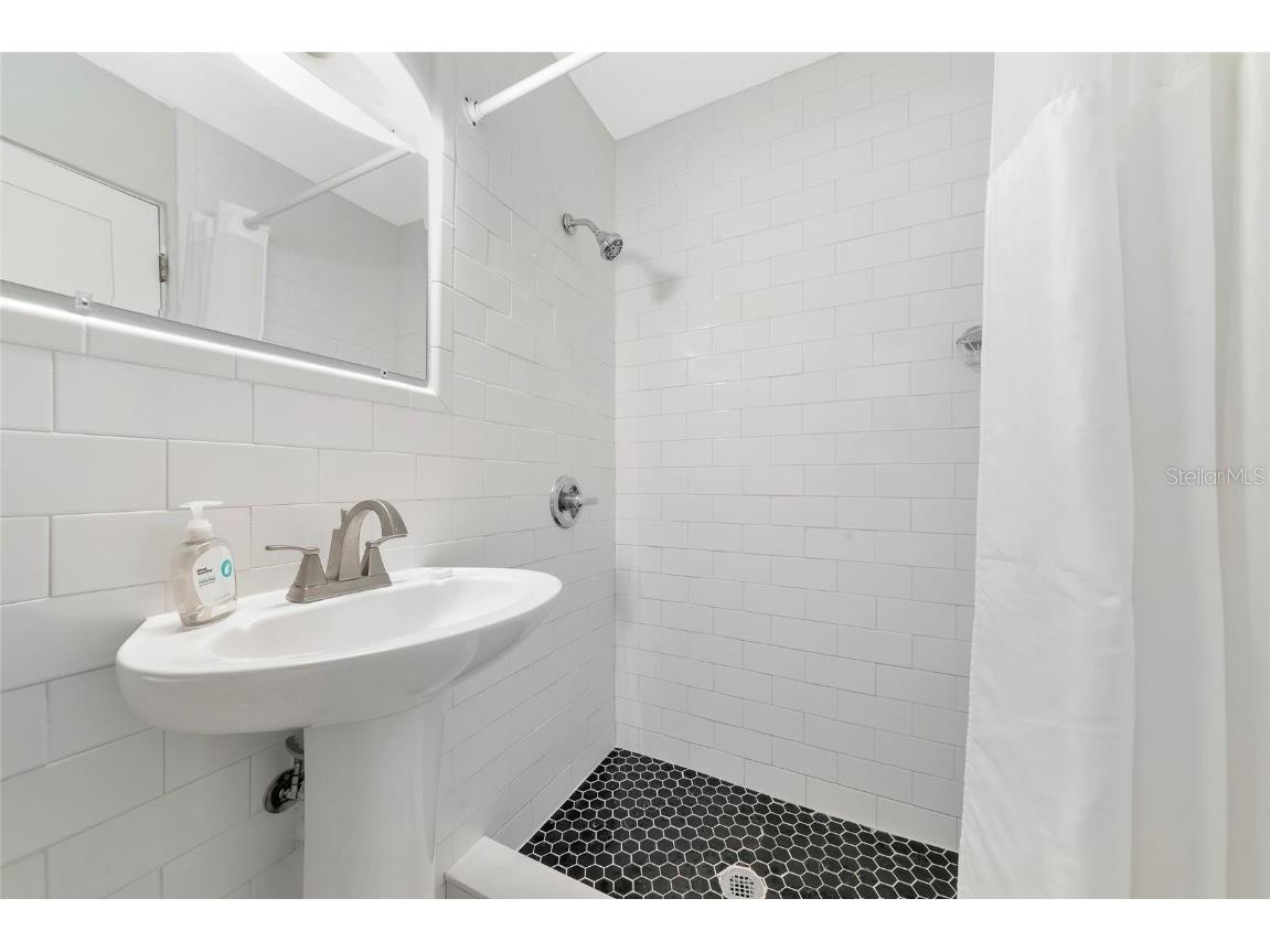 170 Roosevelt Drive #2 Sarasota FL 34236 A4652470 image19