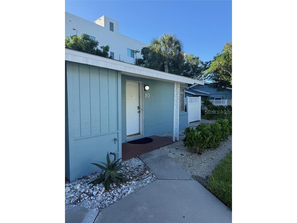 170 Roosevelt Drive #6 Sarasota FL 34236 A4670924 image1