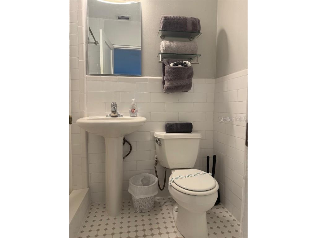 170 Roosevelt Drive #6 Sarasota FL 34236 A4670924 image23