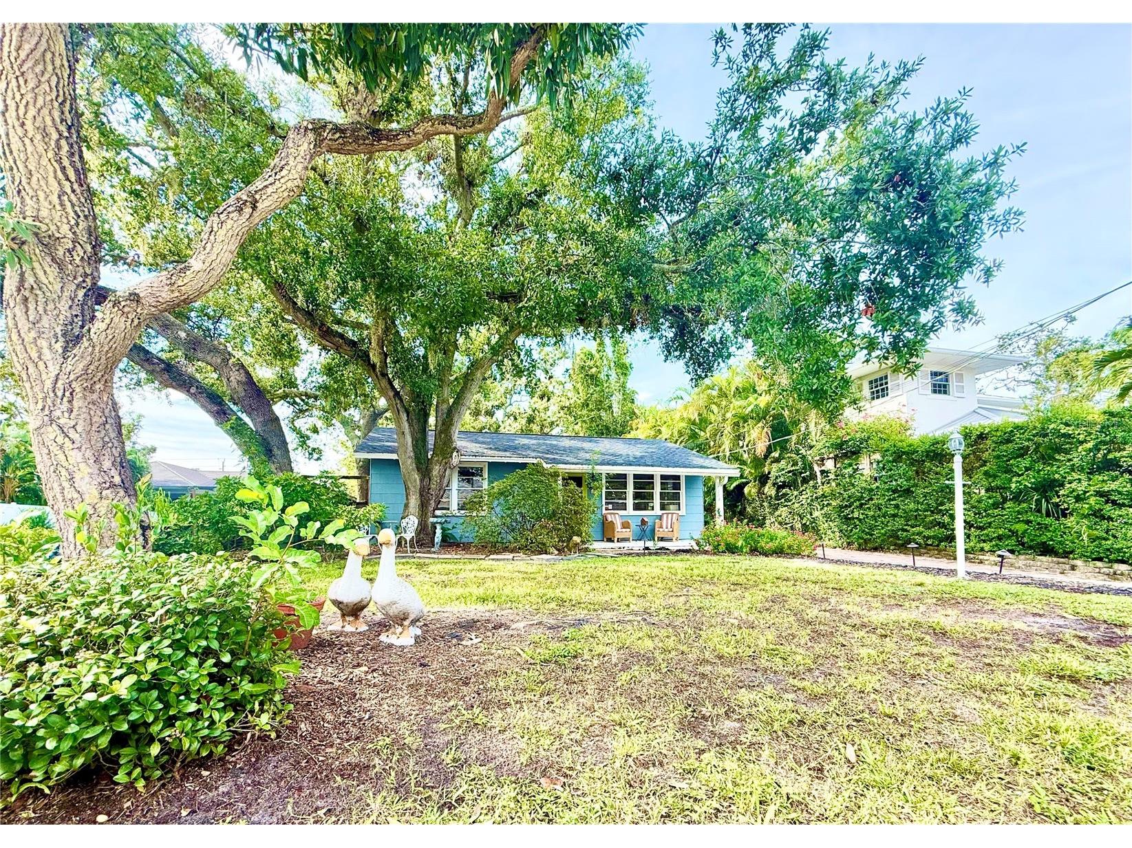 1702 Hillview Street Sarasota FL 34239 A4664314 image3