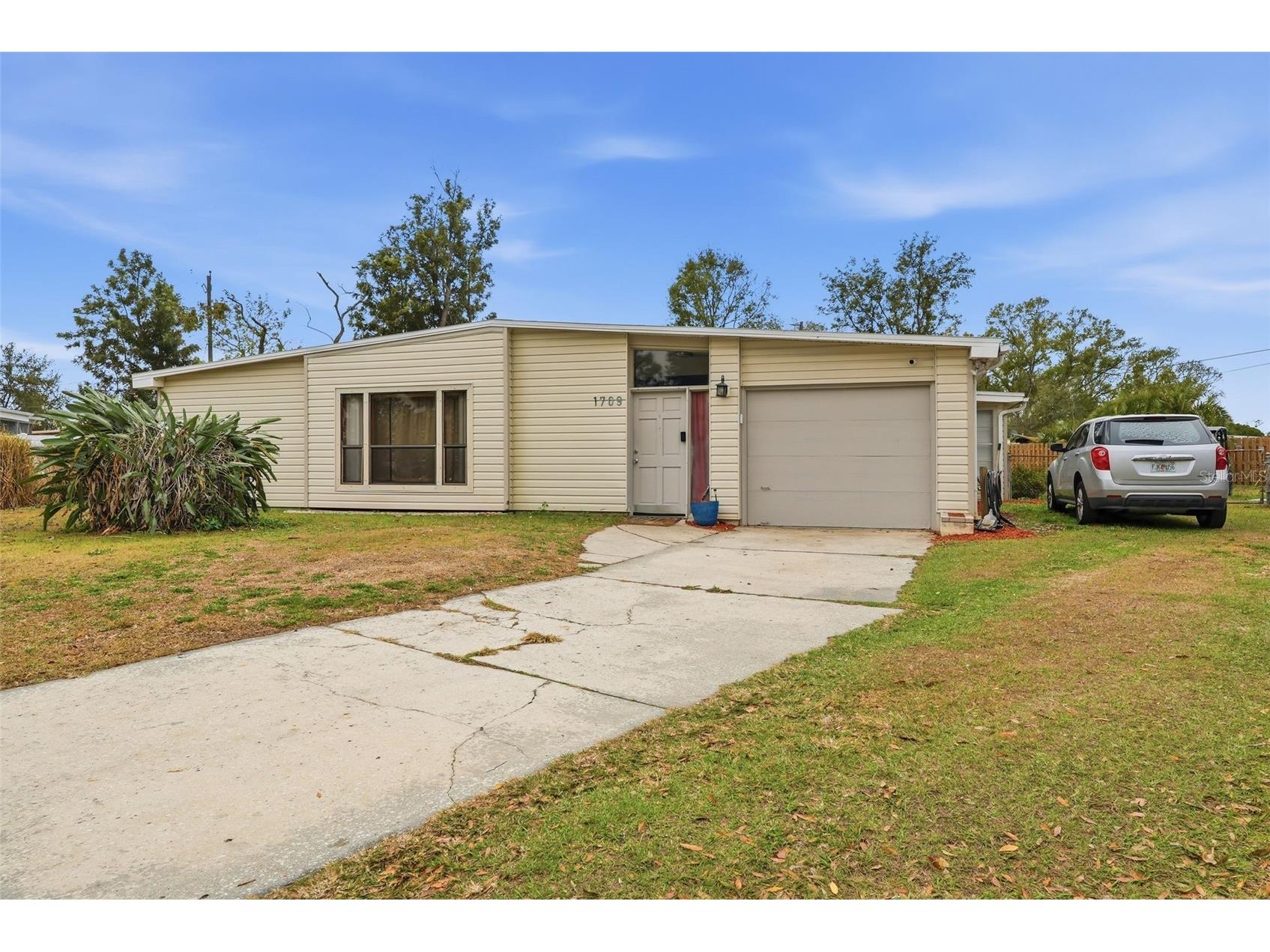 1709 Carnegie Circle Tampa FL 33619 W7883173 image3