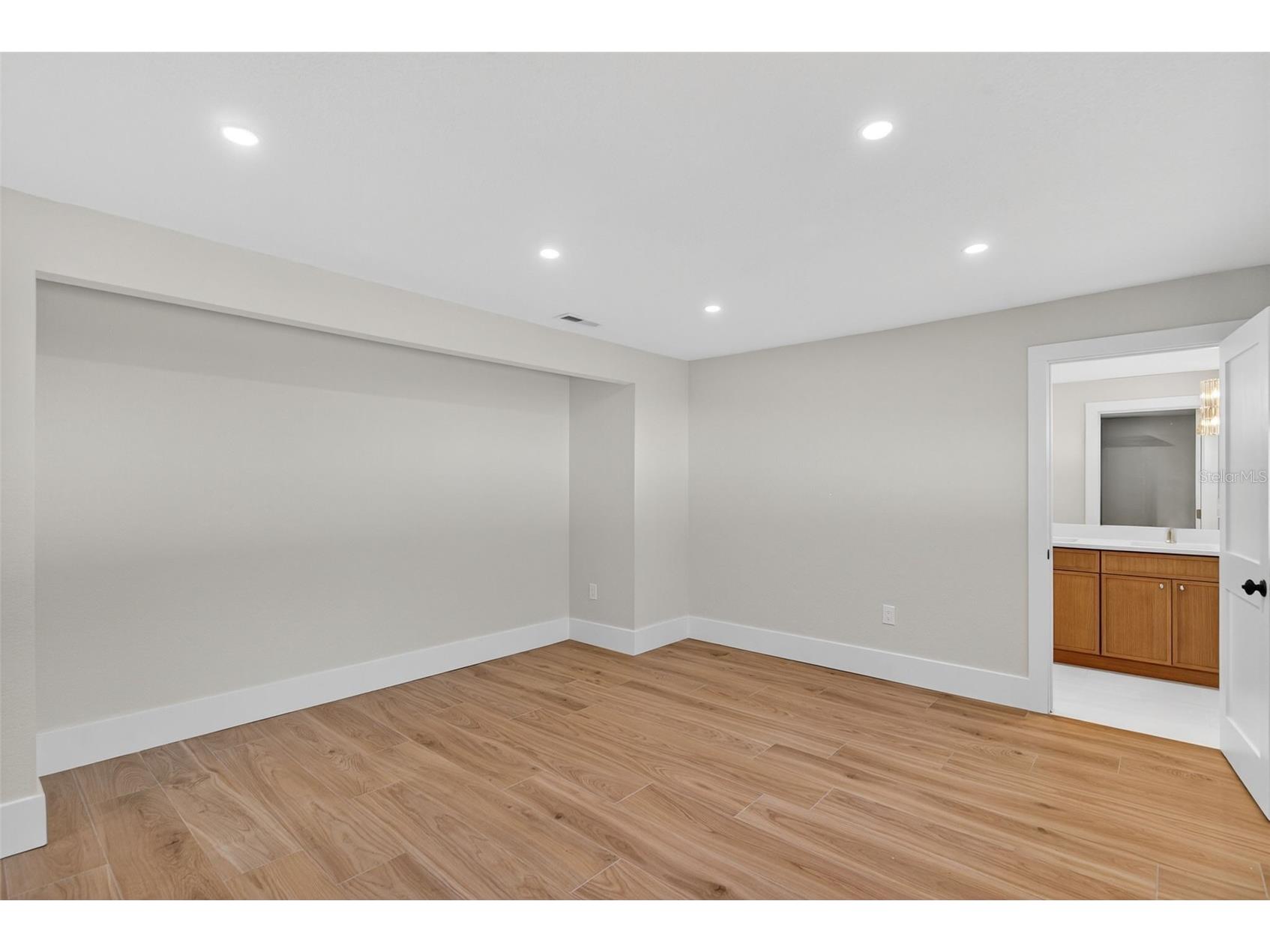 1713 Connecticut Avenue NE Saint Petersburg FL 33703 TB8452248 image12