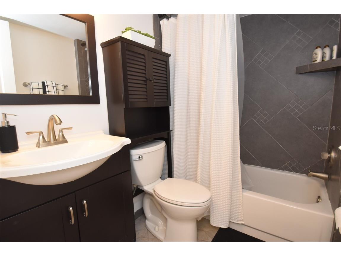 1716 Glenhouse Drive #GL323 Sarasota FL 34231 A4560668 image5