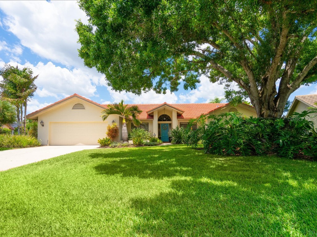1724 Oak Lakes Drive Sarasota FL 34232 - THE BIG LAKE A4609788 image1