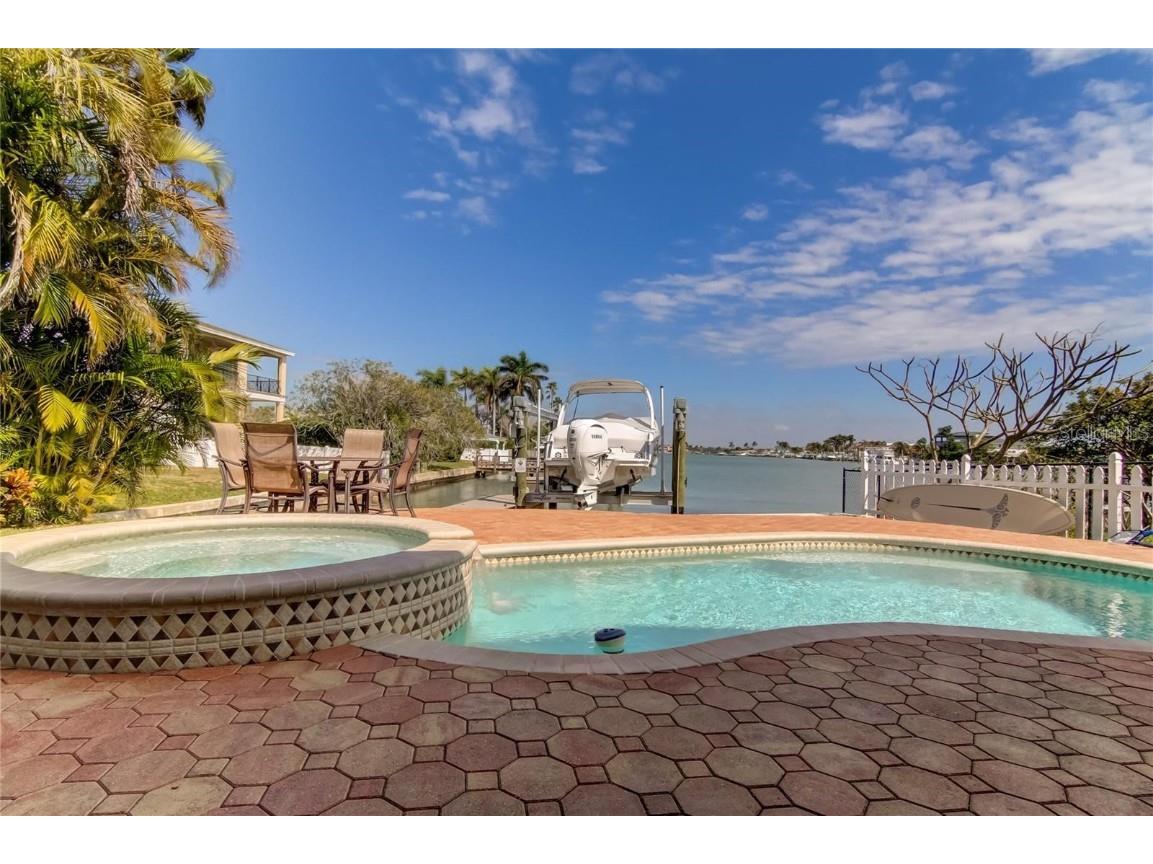 17251 2nd Street E North Redington Beach FL 33708 - BOCA CIEGA BAY U8230245 image1