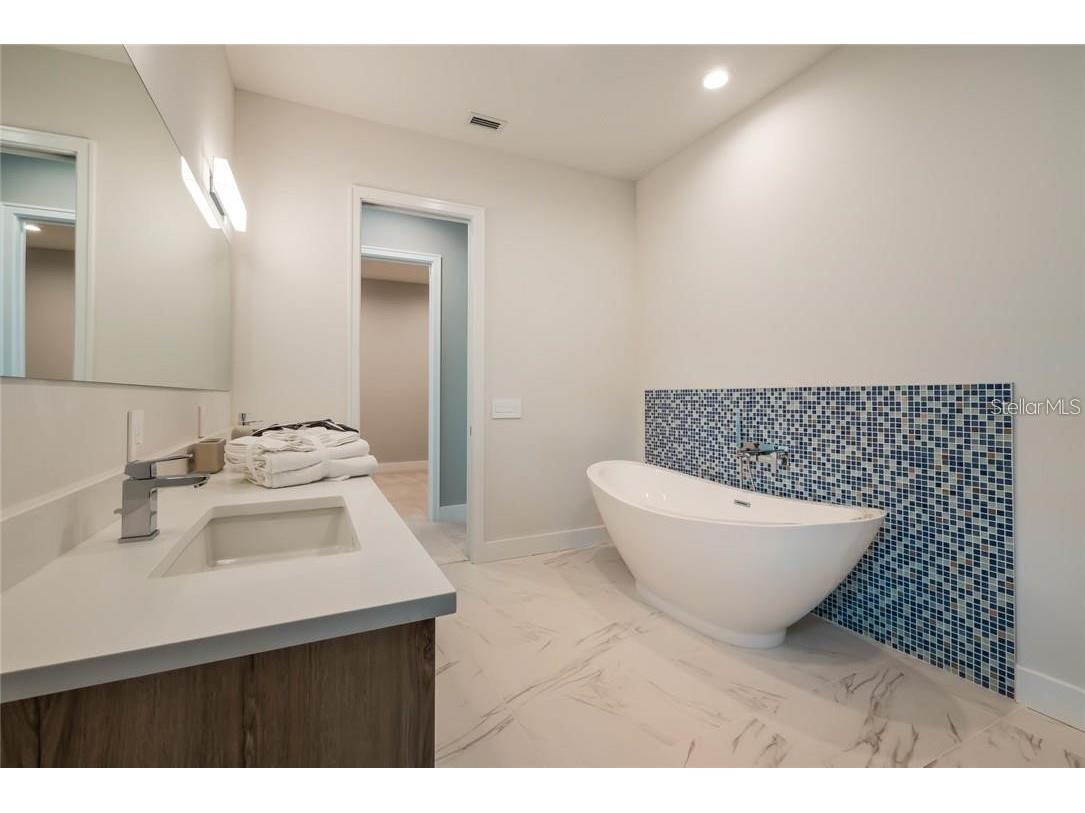 1732 Shoreland Drive Sarasota FL 34239 A4682616 image55
