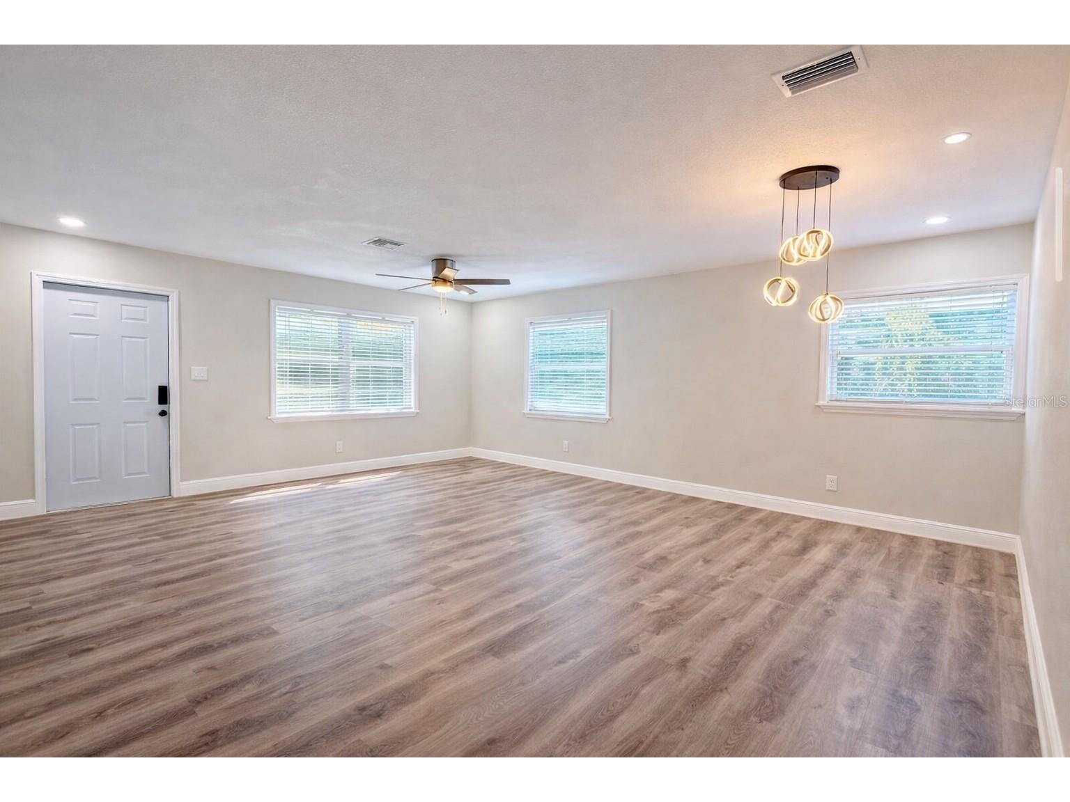 1735 Michigan Avenue NE Saint Petersburg FL 33703 TB8463185 image6