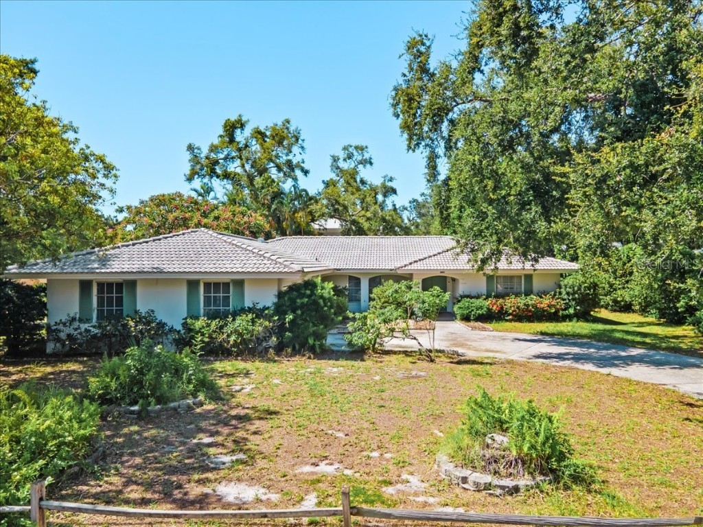 1735 Shoreland Drive Sarasota FL 34239 A4658662 image1